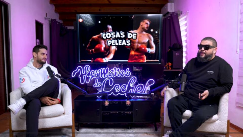 Adrián Marcelo durante una reciente emisión de su podcast “Hermanos de Leche”, donde habló de conflictos personales y avivó rumores sobre su matrimonio.