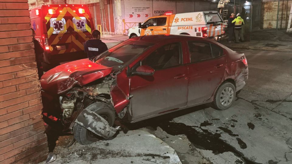 Elementos de Protección Civil Nuevo León y Tránsito de Monterrey atienden el accidente vial registrado en el cruce de Manuel L. Barragán y Alfonso Reyes.