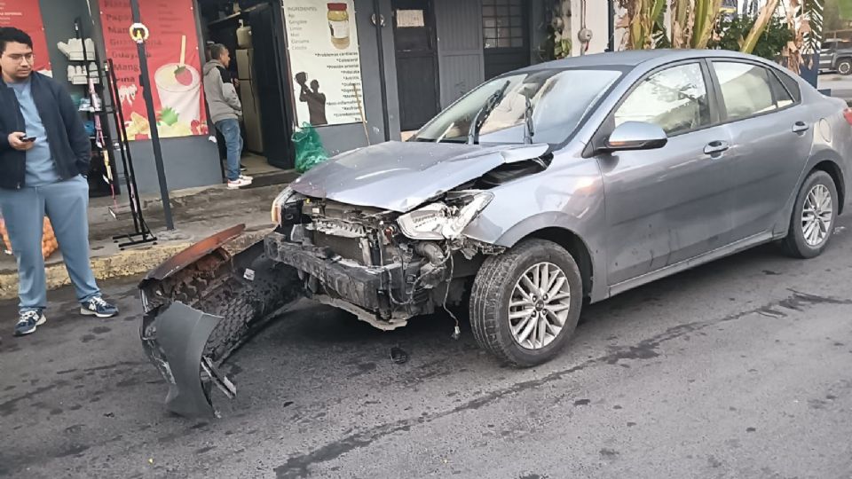 Autoridades de Protección Civil y Movilidad Monterrey atienden el accidente vial registrado en el cruce de Río de la Plata y avenida Rodrigo Gómez.