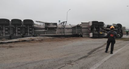 Vuelca autotanque con diésel en el Periférico de Apodaca y provoca cierre vial en Apodaca