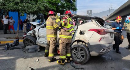 Accidente vial en avenida Colón deja un conductor atrapado en Monterrey