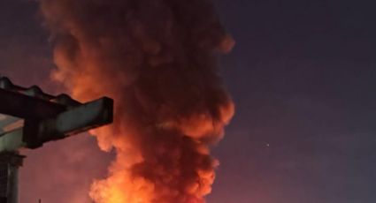 Fuerte incendio consume fábrica de pinturas en Ecatepec, Estado de México