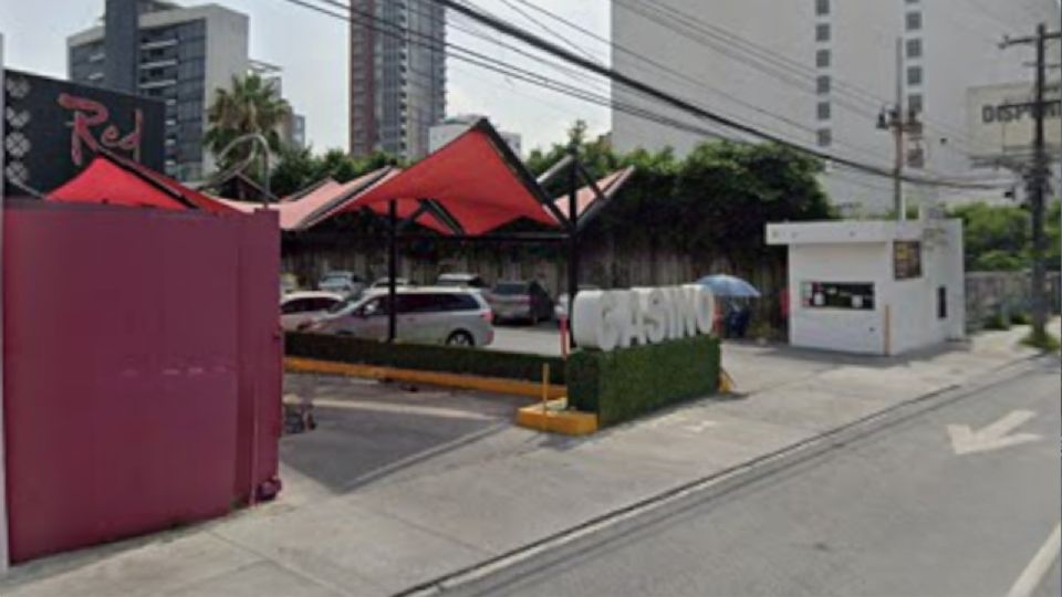 Elementos de la Fiscalía General de Justicia resguardan un casino durante los cateos realizados en el sector San Jerónimo, en Monterrey.