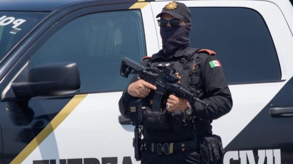 Elementos de Fuerza Civil y Policía de Monterrey aseguraron dos vehículos y detuvieron a tres hombres durante un operativo en la avenida Venustiano Carranza.