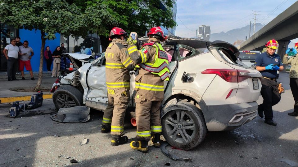 Elementos de Protección Civil Monterrey realizaron labores de rescate urbano para liberar al conductor atrapado.