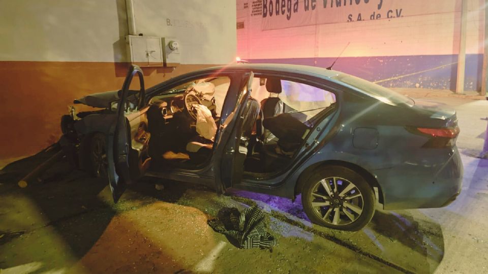 El vehículo con reporte de robo terminó impactado contra un muro de contención tras la persecución en la colonia Topo Chico.