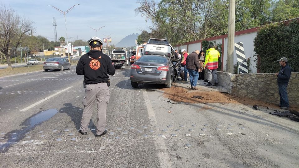 Cuerpos de emergencia atendieron una volcadura registrada en la Carretera Nacional, en Santiago, donde dos mujeres resultaron lesionadas sin gravedad.