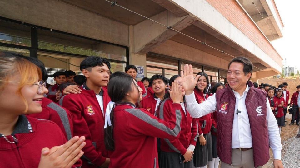 La presidenta Claudia Sheinbaum y el secretario Mario Delgado entregaron las tarjetas del Banco del Bienestar a estudiantes de secundaria en Cuautlancingo, Puebla.