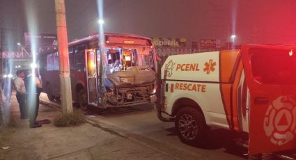 Choque entre Ruta 220 y transporte de personal deja cinco lesionados en Escobedo