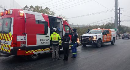 Camioneta cae al río Santa Catarina y deja un lesionado en Monterrey