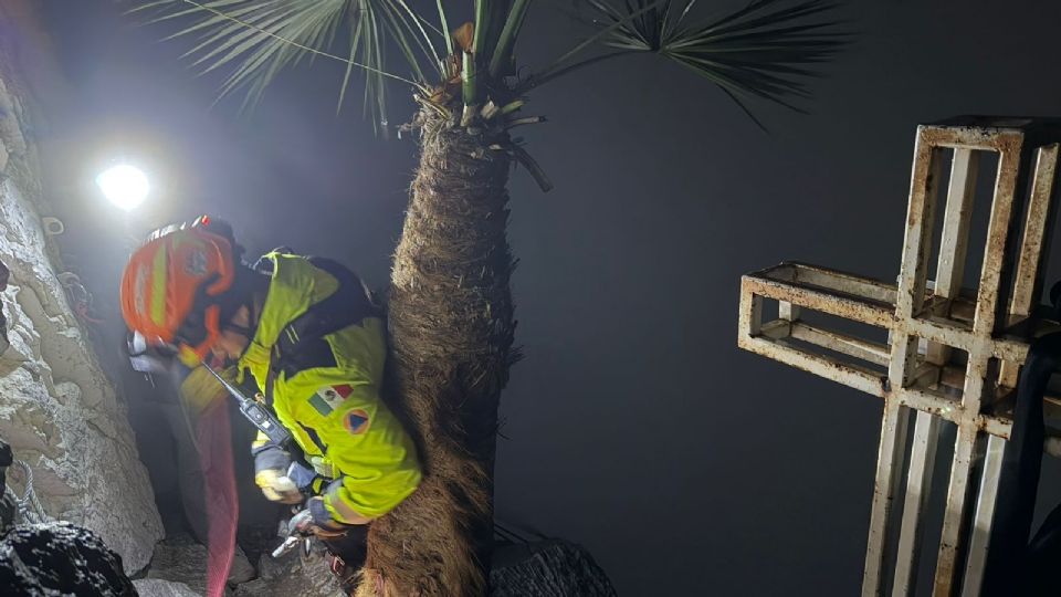 Elementos de Protección Civil realizaron un descenso controlado para auxiliar al hombre que quedó suspendido en la zona de Pico Licos.