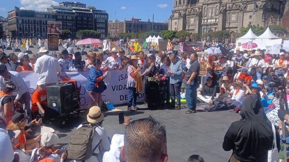 Avanzaron por avenida de la República hasta llegar al Zócalo capitalino.