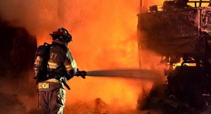 Incendio consume dos camiones de pasajeros en la colonia Industrial de Monterrey