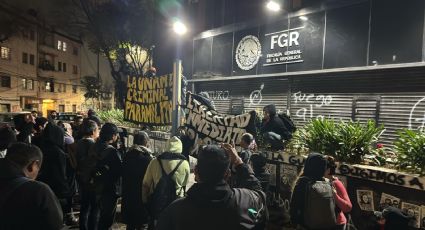 Protestan en inmediaciones a de la FGR por detención de un exalumno de la FES Acatlán