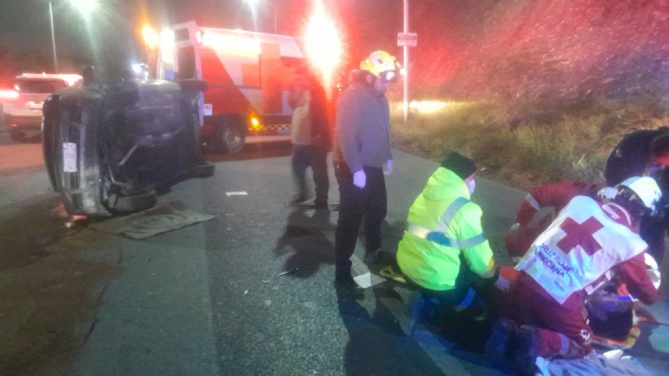Cuerpos de auxilio atendieron la volcadura registrada en el cruce de Raúl Rangel Frías y Paseo de los Leones, en el sector Cumbres 2 de Monterrey.