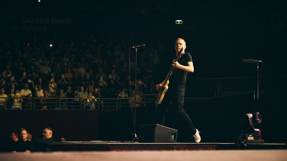 Bryan Adams llegará a la Arena Monterrey el 3 de marzo de 2026 como parte de su gira mundial Roll With The Punches.