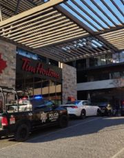 Foto descriptiva de: Hombre pierde la vida al caer de segundo piso de plaza comercial en Cumbres