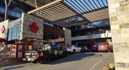 Hombre pierde la vida al caer de segundo piso de plaza comercial en Cumbres