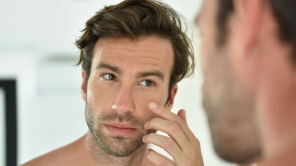 Proteger el rostro del frío extremo y evitar cambios bruscos de temperatura son medidas clave para prevenir la parálisis facial durante el invierno.