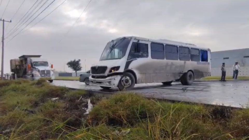 Elementos de Protección Civil estatal y municipal coordinaron el rescate de los tres tripulantes del auto compacto en el kilómetro 14 de la vía hacia Reynosa.