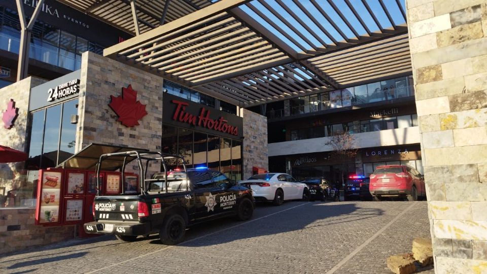 Elementos de seguridad resguardaron el área común de la plaza mientras se realizaban las investigaciones correspondientes.