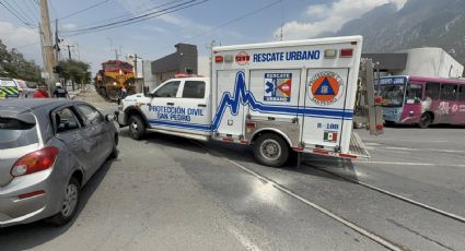 Choque con tren deja dos vehículos dañados en límites de San Pedro y Santa Catarina