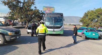 Camión urbano choca contra auto particular sobre avenida Sendero Norte en Escobedo