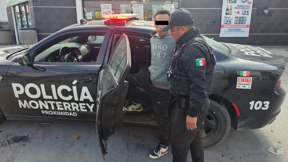 Oficiales de la Policía de Monterrey detuvieron a un joven tras presuntamente asaltar una tienda Seven Eleven en la colonia Sarabia.