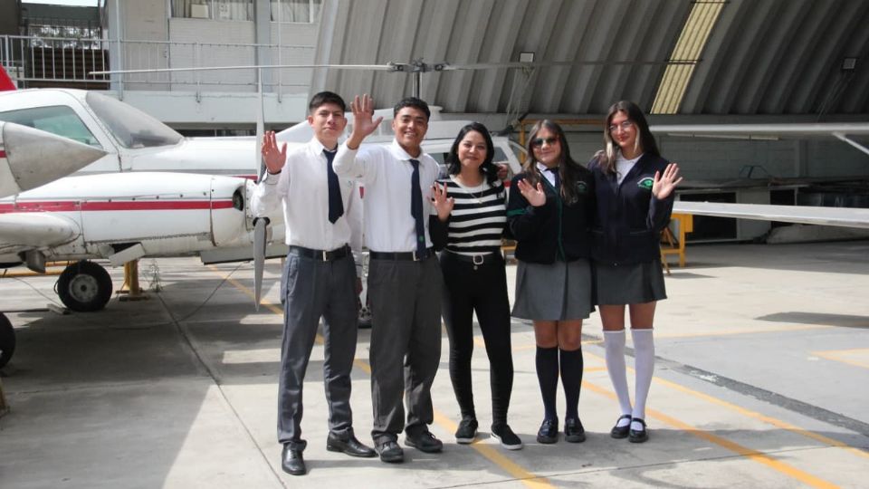 Estudiantes del Conalep realizan prácticas de mantenimiento en turbinas; la institución reporta un alto índice de contratación en empresas nacionales y extranjeras.