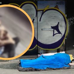 VIDEO | Captan a persona en situación de calle que duerme abrazando a su mascota