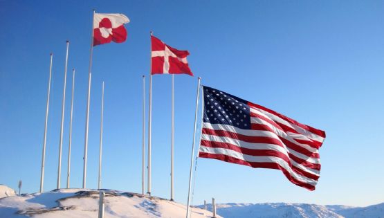 Video viral muestra tensión en Groenlandia por bandera de Estados Unidos