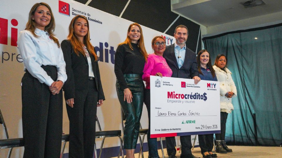 El alcalde Adrián de la Garza encabezó la entrega de microcréditos del programa “Emprende y Resuelve” a emprendedores de Monterrey.