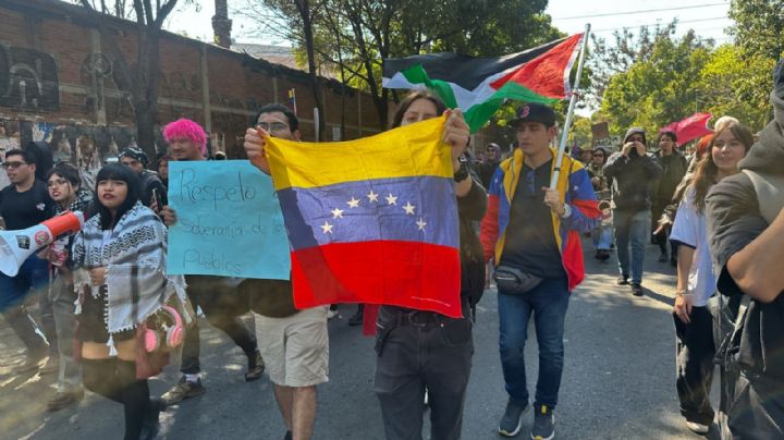 Manifestantes rechazan intervención en Venezuela frente a la embajada estadounidense en México