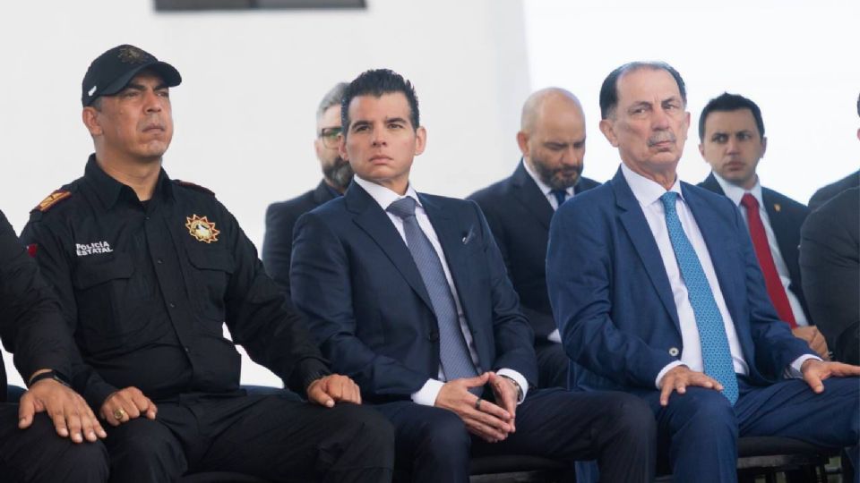 Elementos de la División Caminos de Fuerza Civil participan en los Operativos Carrusel para brindar seguridad y apoyo a automovilistas en carreteras de Nuevo León.