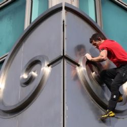 Sin cuerdas y a 500 metros de altura: el impactante ascenso de Alex Honnold captado en nuevas fotos