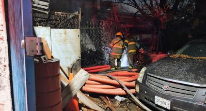 Incendio consume bodega en la colonia Burócratas del Estado en Monterrey