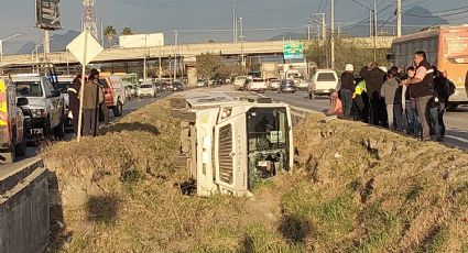 Choque y volcadura de transporte de personal deja 16 lesionados en Apodaca