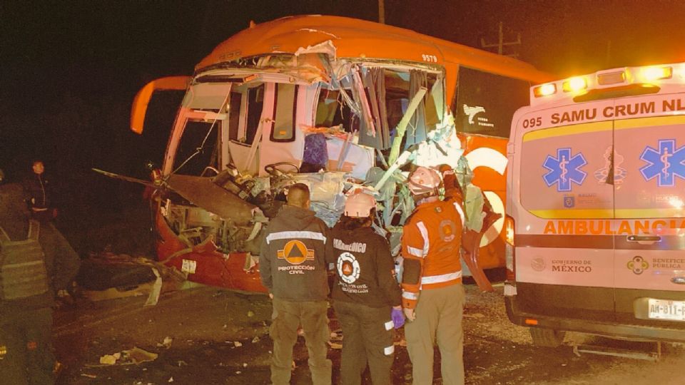 El autobús de pasajeros presentó daños severos en la parte frontal tras impactarse contra un tráiler en la Carretera Nacional, a la altura del municipio de Linares.