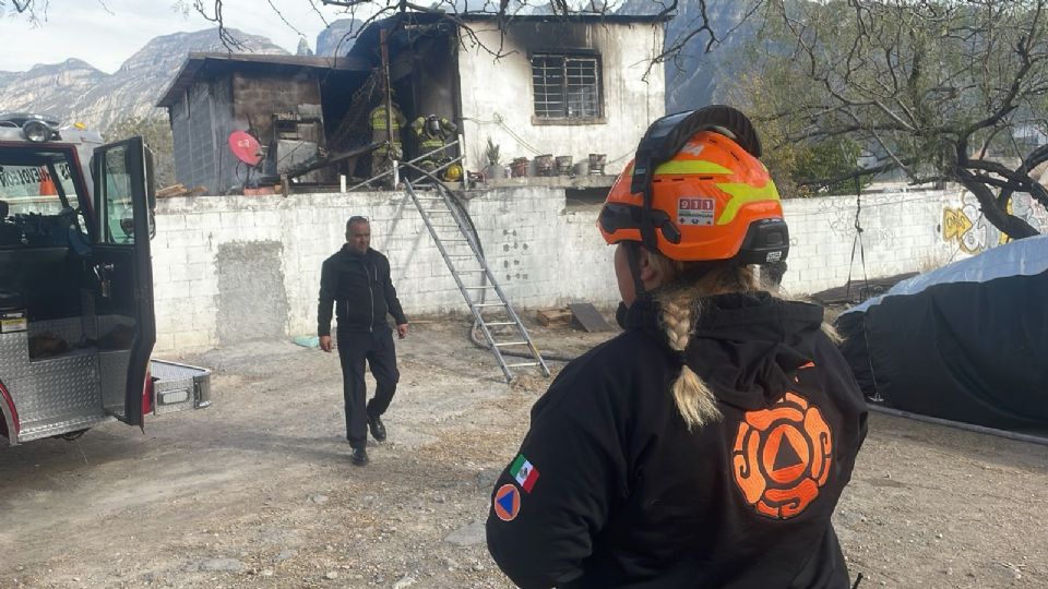 Elementos de Protección Civil Nuevo León sofocaron el incendio de una casa de dos plantas en el municipio de Santa Catarina.
