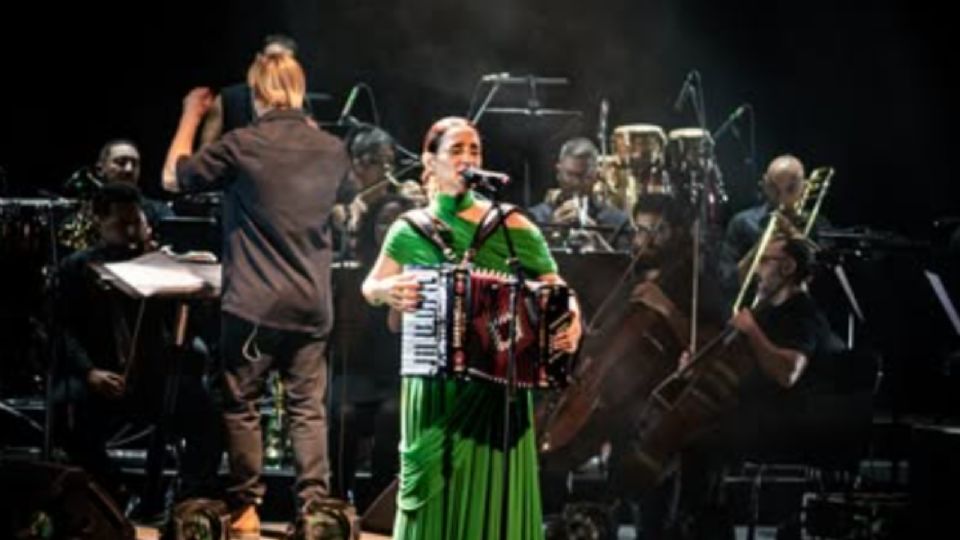 Julieta Venegas durante una de sus giras internacionales, etapa clave en la consolidación de su trayectoria dentro del pop latino.