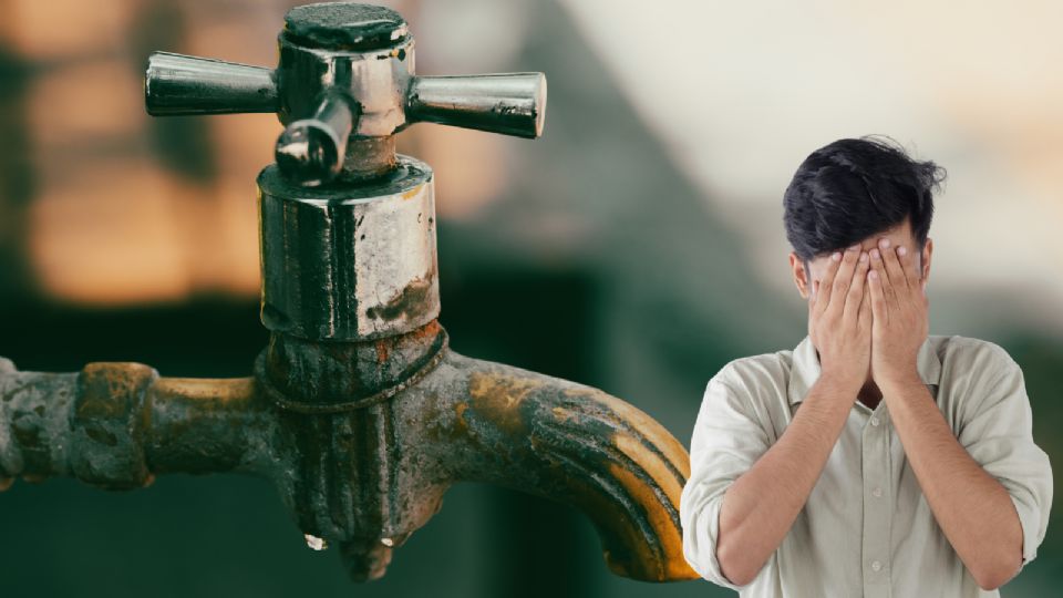 Trabajadores de Agua y Drenaje de Monterrey realizan reparaciones en tuberías dañadas.
