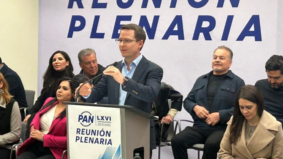 Advierte que no se consideró el dictamen inicial, donde no había suficiente balastro en la curva del accidente.