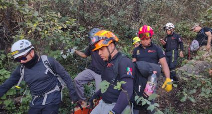 Rescatan a mujer tras caer 20 metros en el Cerro de las Mitras