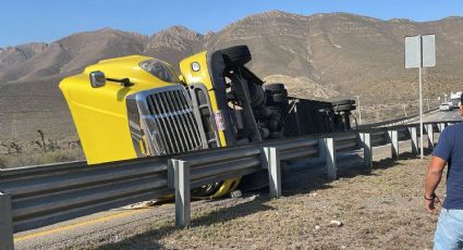 Volcadura de tráiler en la Carretera a Saltillo deja mujer con amputación de un pie
