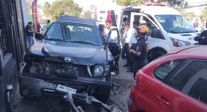 Camioneta provoca choque múltiple en colonia La Aurora, Santa Catarina