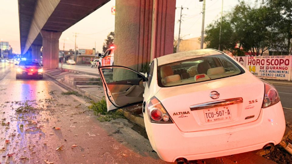 Elementos de Protección Civil Nuevo León atendieron a una persona lesionada tras un estrellamiento contra un muro en la colonia 16 de Septiembre, en Monterrey.
