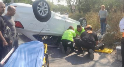 Volcadura en Israel Cavazos deja dos adultos mayores lesionados