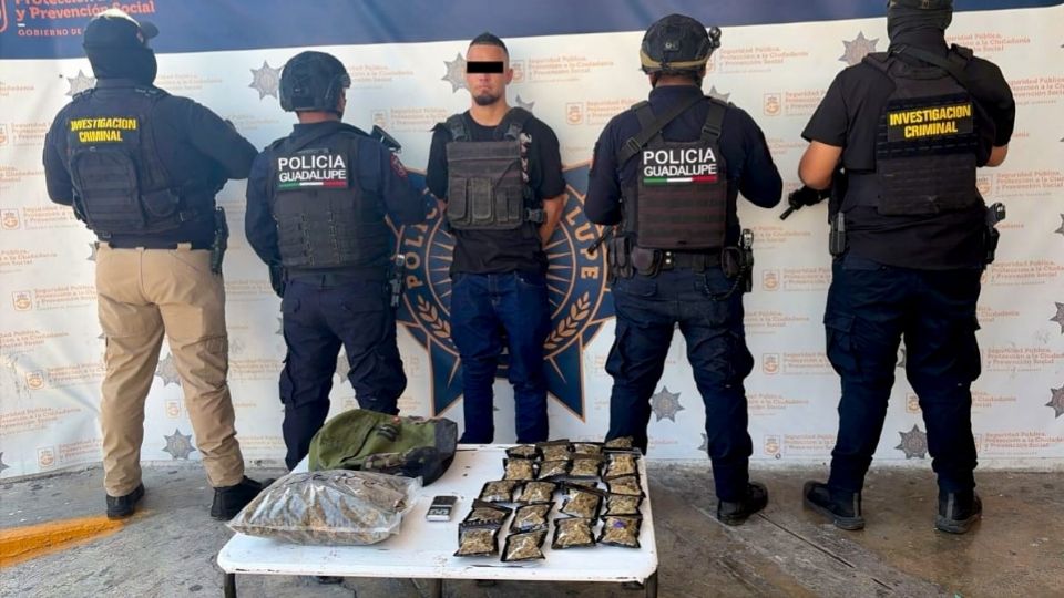 Droga, equipo táctico y una báscula digital fueron asegurados tras la detención del presunto narcodistribuidor en Guadalupe.