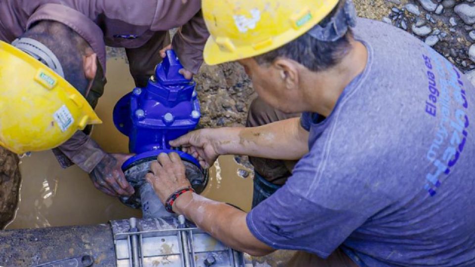 Trabajadores de Agua y Drenaje realizan reparaciones en la red hidráulica del área metropolitana de Monterrey.