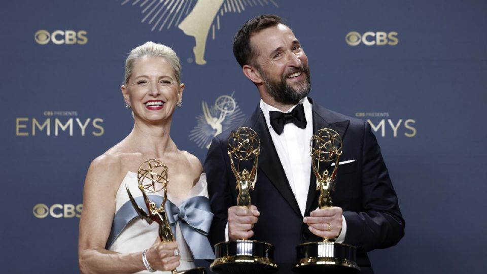 Katherine LaNasa y Noah Wyle ganadores como actriz de reparto y actor principal en los Premios Emmy por la serie 'The Pitt'.